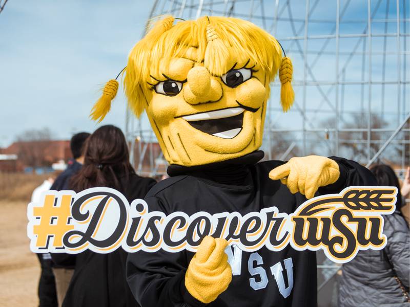 Wu holding up a #Discoverϲʿֱ sign